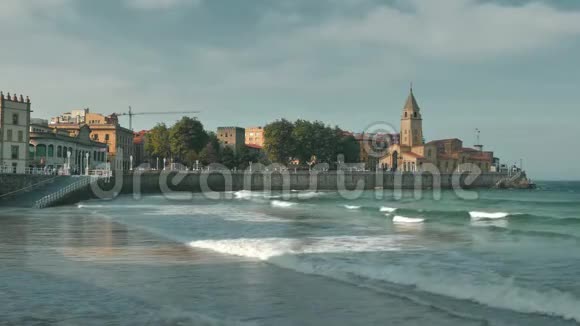 城堤和海浪视频的预览图