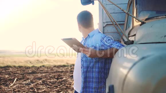 聪明的农业司机男子农民司机站在卡车附近的数字平板生活方式慢速视频视频的预览图