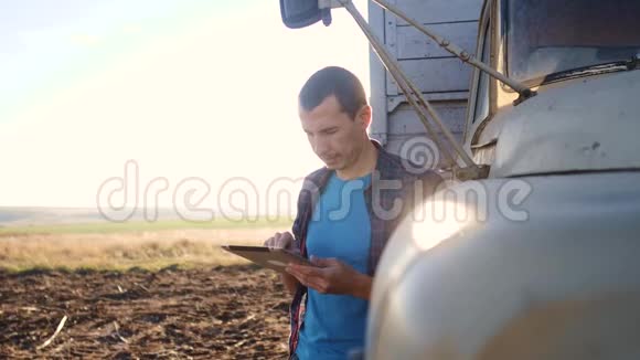 智慧农业男子农民司机站在卡车附近的数字平板电脑慢动作视频肖像生活方式视频的预览图