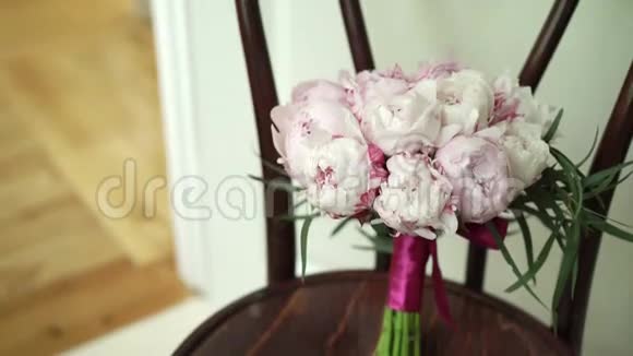 婚礼花束放在椅子上视频的预览图