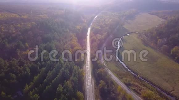 4K航向飞行飞越高速公路视频的预览图