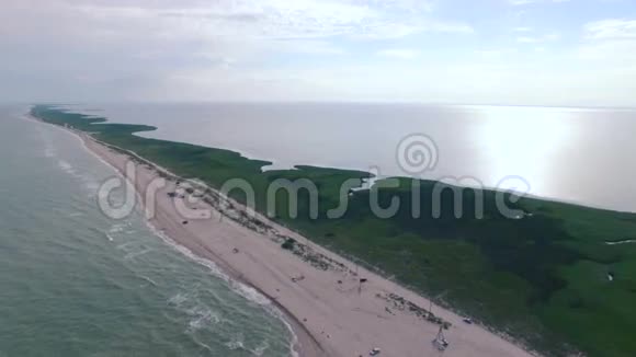 在海岸上空飞行视频的预览图