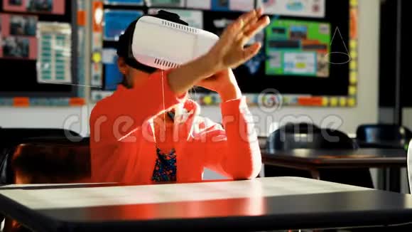 穿着VR耳机的女学生视频的预览图