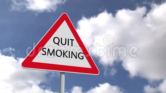 戒烟标志对抗蓝天视频的预览图