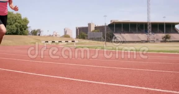 女运动员跑步视频的预览图