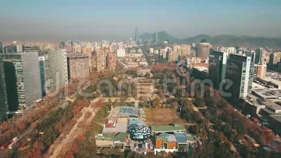公园和城市的鸟瞰图视频的预览图