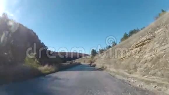 老路穿过丘陵地带视频的预览图