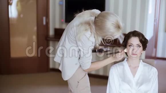 婚礼化妆师为新娘化妆视频的预览图