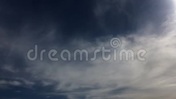 蓝天背景下的美丽云天空乌云密布蓝天伴多云天气自然云白云蓝天和太阳视频的预览图