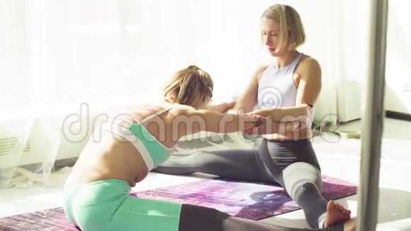 两个女人在工作室做瑜伽视频的预览图
