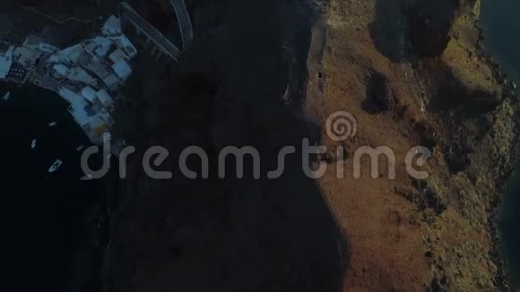 在希腊圣托里尼岛上空飞越奥亚市视频的预览图