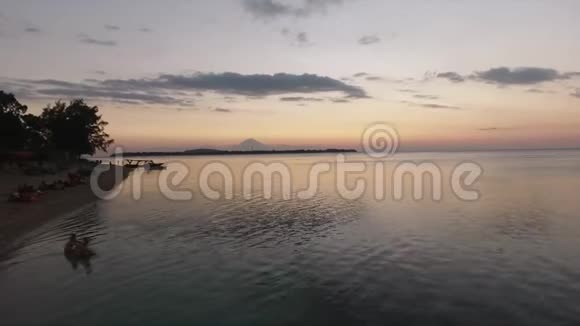 海岸线海水静止在夏季日落时反射晴空视频的预览图