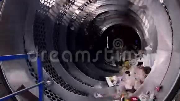 垃圾分类机在垃圾回收厂工作视频的预览图