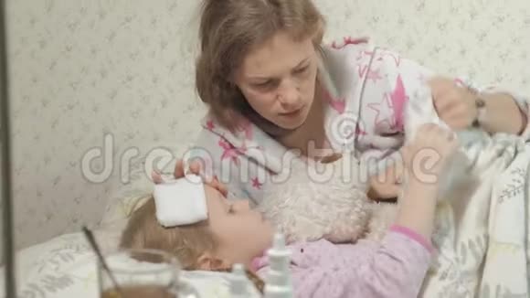 发烧的病女发烧儿童照顾孩子和吃药的妇女视频的预览图