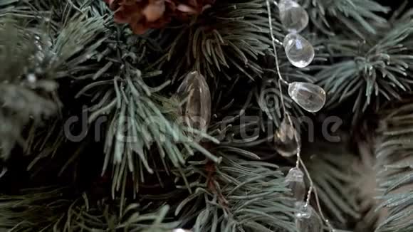 圣诞装饰品和松果视频的预览图