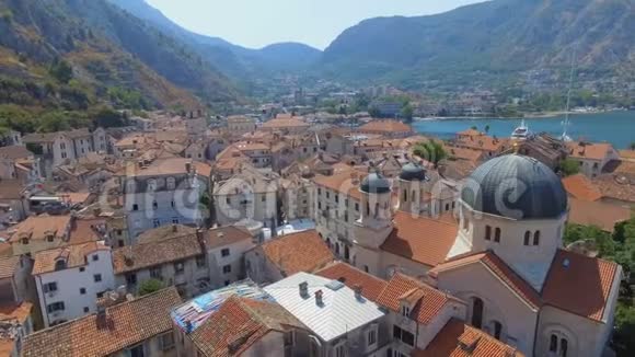 黑山Kotor老城和海湾的鸟瞰图视频的预览图