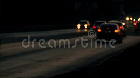 模糊的汽车在夜间行驶视频的预览图