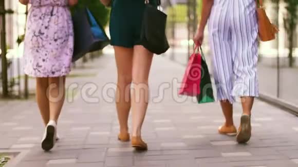 带着购物袋在城里散步的女人视频的预览图
