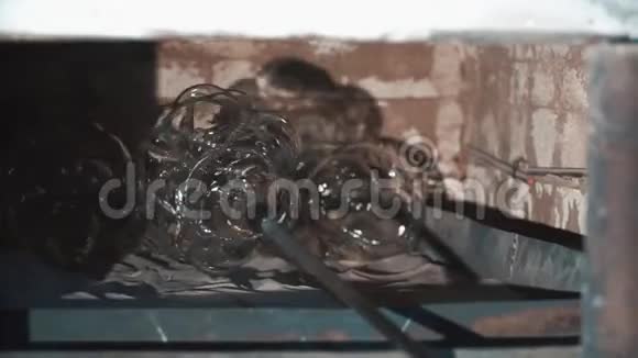 玻璃车间吹玻璃产品制造产品的过程关闭视频的预览图