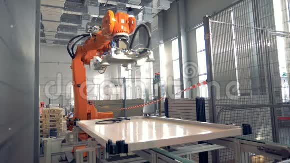 现代工厂机器人手臂在工厂工作4K视频的预览图