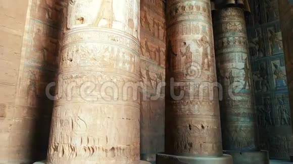 丹德拉寺或哈霍尔寺的美丽内部埃及丹德拉古埃及神庙附近视频的预览图