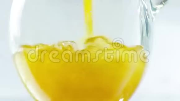 啤酒被倒入半透明玻璃中视频的预览图