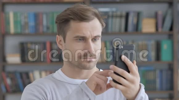 成年男子使用智能手机的肖像视频的预览图