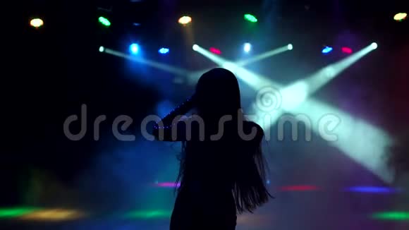 夜总会里跳舞女孩的剪影视频的预览图
