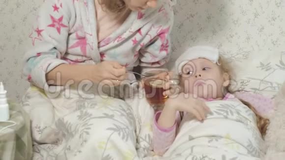 发烧的病女发烧儿童照顾孩子和吃药的妇女视频的预览图