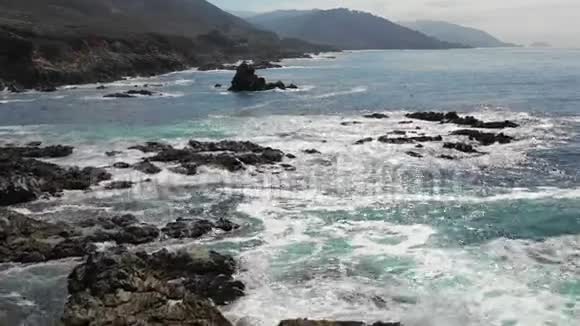 加州美丽海岸线的鸟瞰图视频的预览图