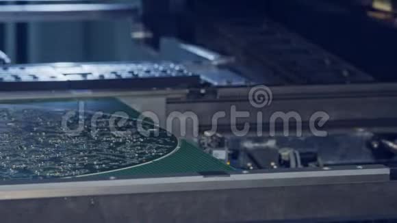 表面安装技术SMT机器将元件放置在电路板上视频的预览图