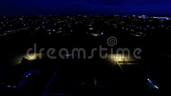 从空中俯瞰房屋灯光街道和建筑物的夜景视频的预览图