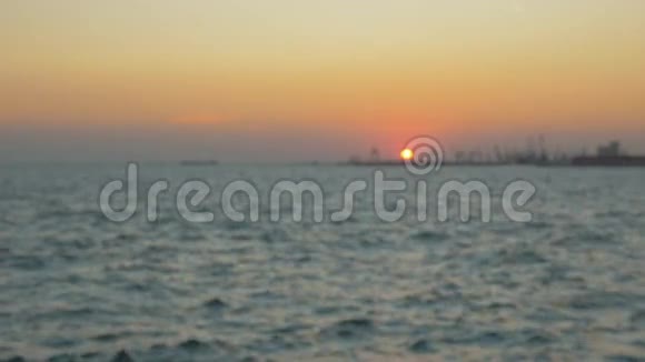 在日落时与海交手视频的预览图