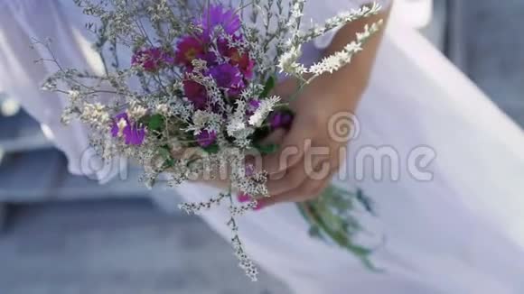 少女手中的野花的花束慢慢地视频的预览图