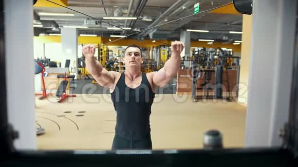 强壮的肌肉男在健身房锻炼体重视频的预览图