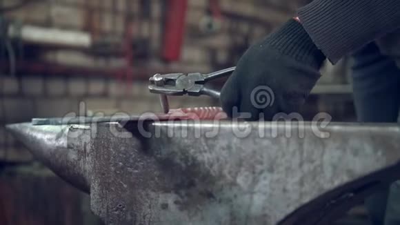 工匠铁匠用钢铁锻造视频的预览图