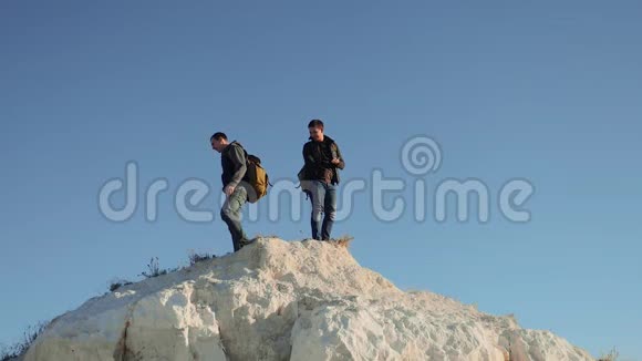 两个人游客徒步探险登山者爬山慢动作视频徒步旅行者在大自然中行走视频的预览图