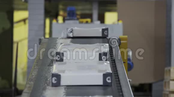 现代工厂供暖散热器的机器人生产视频的预览图