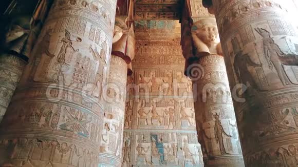 丹德拉寺或哈霍尔寺的美丽内部埃及丹德拉古埃及神庙附近视频的预览图
