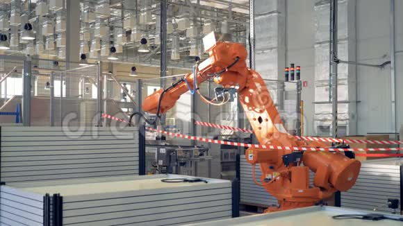 工业机器人手臂在现代工厂工作4K视频的预览图