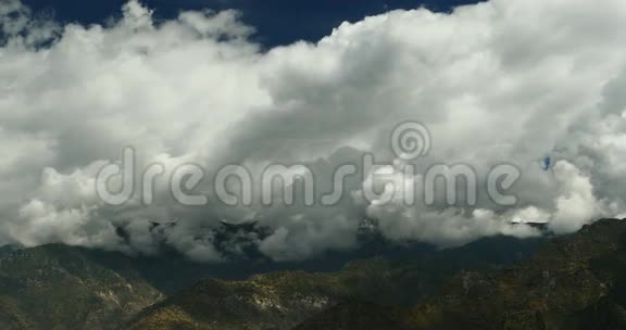 西藏山顶上世界的屋顶上一片片蓬松的云团视频的预览图