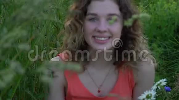 迷人的微笑青年妇女肖像视频的预览图