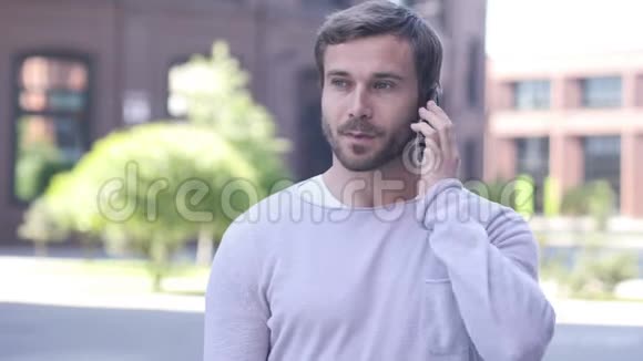 帅哥在电话上说话的画像视频的预览图