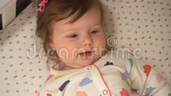 可爱的女婴微笑视频的预览图