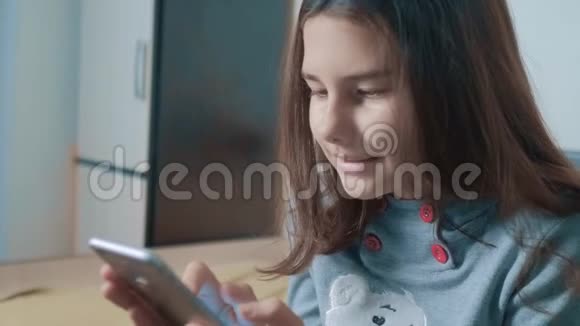 小女孩在社交媒体信使上写了一条聊天信息儿童技术和通信概念视频的预览图