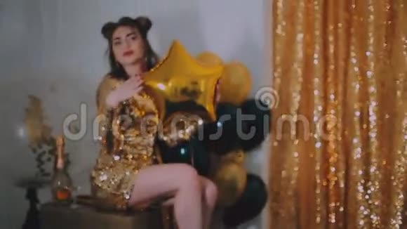 穿金色连衣裙的美女视频的预览图