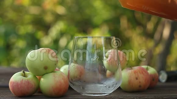 鲜榨苹果汁透明玻璃视频的预览图