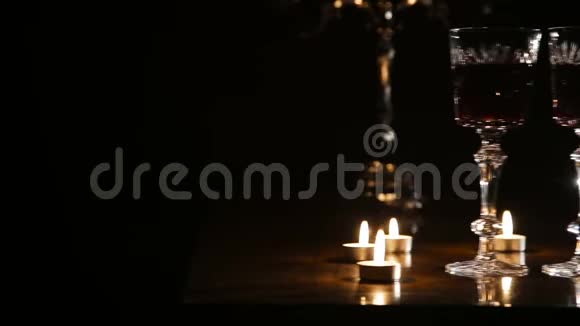 酒杯和燃烧的蜡烛视频的预览图