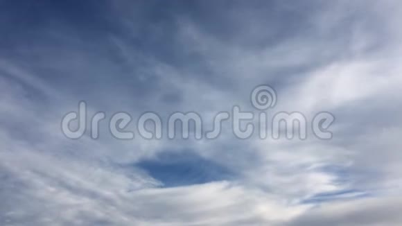 蓝天背景下的美丽云天空乌云密布蓝天伴多云天气自然云白云蓝天和太阳视频的预览图