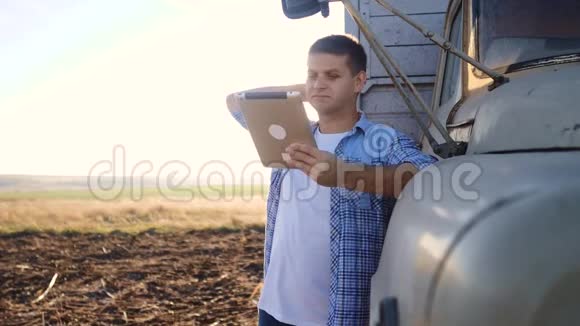 聪明的农业生活方式男子农民司机站在卡车附近的数字平板电脑慢动作视频肖像视频的预览图